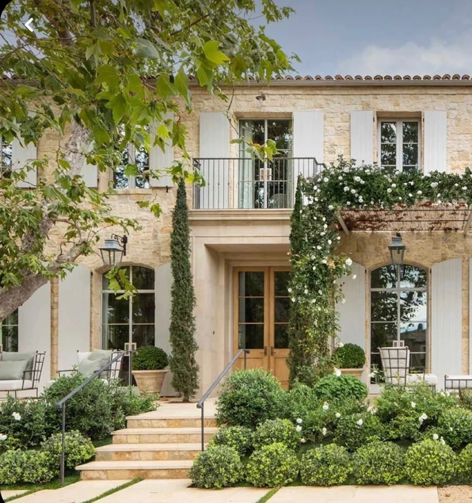 Couple profitant de la retraite à Saint-Tropez avec vue sur la mer